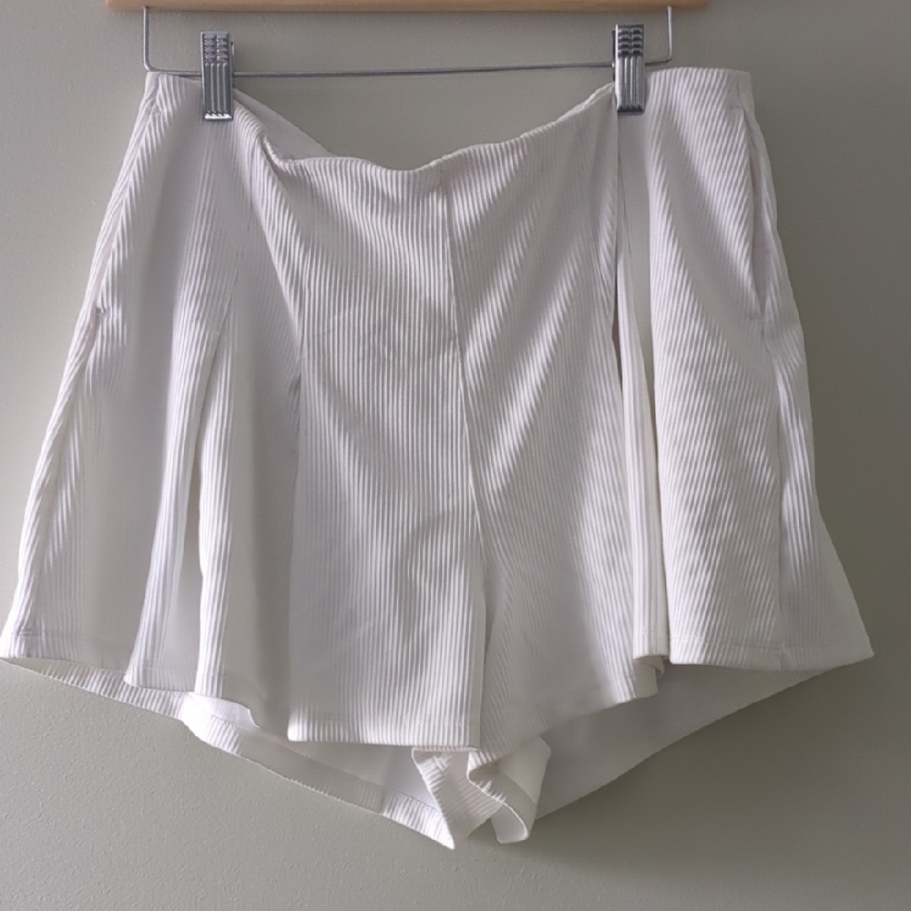 MTA Sport White Ribbed Pleated Skorts